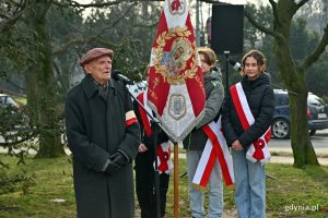 Jerzy Grzywacz, żołnierz AK i prezes okręgu pomorskiego Światowego Związku Żołnierzy Armii Krajowej, podczas uroczystości z okazji 82. rocznicy utworzenia AK. Za nim poczet sztandarowy