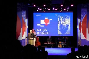 Na scenie dyrektor zarządzający ds. kultury i aktywności mieszkańc&oacute;w Mariusz Bzdęga podczas gali rozdania Galion&oacute;w Gdyńskich 