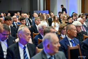Uczestnicy inauguracji roku akademickiego na Politechnice Gdańskiej zgromadzeni w auli 