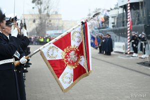 Poczet sztandarowy trzymający sztandar Komendy Portu Wojennego podczas oficjalnych uroczystości z okazji 100. rocznicy nadania Gdyni praw miejskich