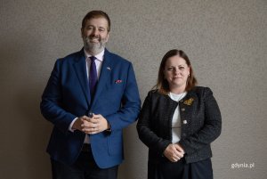 Na zdjęciu Drilon S. Gashi, szef Misji Konsulatu Generalnego Republiki Kosowa oraz Aleksandra Kosiorek, prezydent Gdyni (fot. Natalia Kawalerowicz) 