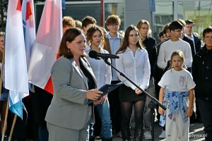 Prezydent Gdyni Aleksandra Kosiorek przemawiająca podczas uroczystości z okazji 87. rocznicy pierwszych wysiedleń Gdynian 