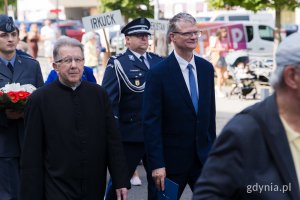 Mężczyzna w sutannie i mężczyzna w okularach