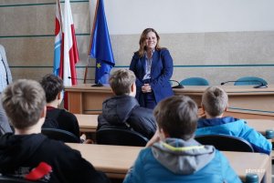 Kobieta w grnantowej marynarce i dzieci