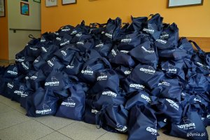 Stos paczek, które zostaną rozdane podczas miejskiego śniadania wielkanocnego 