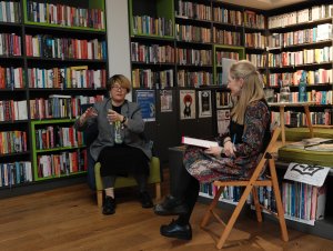 Wei-Yun Lin-G&oacute;recka w rozmowie z moderatorką spotkania Karoliną Jaskierską w Bibliotece z Pasją 