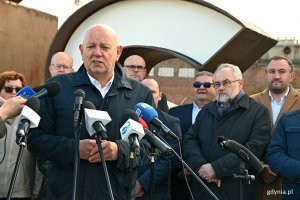 Starosta sztumski Leszek Sarnowski w towarzystwie parlamentarzystów i samorządowców z Pomorza podczas briefingu na temat ustawy metropolitalnej 