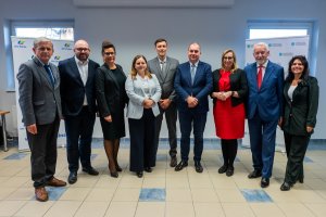 Na zdjęciu widać przedstawicieli wspólników Eko Doliny, w tym prezydent Gdyni Aleksandrę Kosiorek.