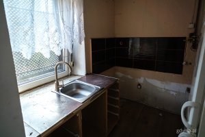 Wnętrze jednego z mieszkań komunalnych w Gdyni, kt&oacute;re wymaga remontu i zostanie uwzględnione w programie (fot. Kamil Złoch)