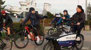 Uczniowie wraz z AJ'em (fot. Przemysław Dopke)