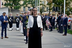 Posłanka Wioleta Tomczak składająca kwiaty podczas uroczystości z okazji 82. rocznicy wybuchu powstania warszawskiego