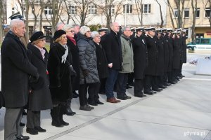 W uroczystościach z okazji 80. rocznicyutworzenia Armii Krajowej wzięli udział m.in.: (od lewej) Eugeniusz Wrochna ps. „Jaskółka”, żołnierz Armii Krajowej i prezes honorowy gdyńskiego oddziału  Światowego Związku Żołnierzy Armii Krajowej, Krystyna Cembrzyńska-Piłat – wiceprezes okręgu pomorskiego Światowego Związku Żołnierzy Armii Krajowej, Krystyna Kodymowska - uczestniczka powstania warszawskiego, gdyńscy samorządowcy - wiceprezydent Bartosz Bartoszewicz i radny Zenon Roda oraz przedstawiciele Marynarki Wojennej // fot. Magdalena Czernek 