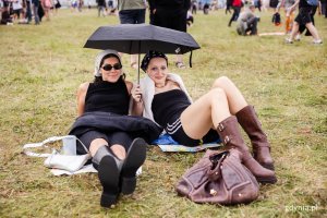 Uczestnicy Open'era na terenie miasteczka festiwalowego