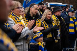 Radni Rady Miasta Gdyni, od lewej m.in. Teresa Bysewska, Beata Zastawna, Dawid Biernacik, Anna Salomon. Symboliczne odsłonięcie tablicy z nazwą placu Janusza Kupcewicza przy Stadionie Miejskim w Gdyni (fot. Kamil Złoch)