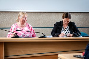 Prezydent Gdyni Aleksandra Kosiorek (z prawej) podpisująca umowy z mieszkańcami (fot. Kamil Złoch)