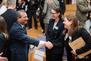 Prezydent Gdyni Aleksandra Kosiorek, posłanka Wioleta Tomczak i Gavin Gulia, ambasador Republiki Malty witają się przed wydarzeniem