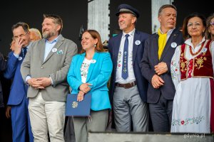 Oficjalne otwarcie Światowego Zjazdu Kaszubów 2025 w Szemudzie - od lewej przewodniczący Rady Miasta Gdyni Tadeusz Szemiot, prezydent Gdyni Aleksandra Kosiorek i marszałek województwa pomorskiego Mieczysław Struk (fot. Kamil Złoch)