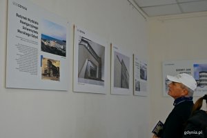 Jeden z uczestnik&oacute;w wernisażu przyglądający się wystawie &bdquo;Gdynia Miasto Modernizmu&rdquo; (fot. Magdalena Czernek)