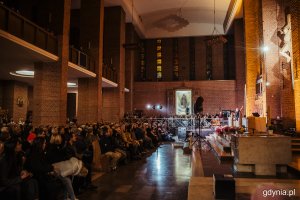 Muzycy i mieszkańcy na Zaduszkach Jazzowych