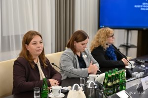 Konferencja &bdquo;Polityka państwa polskiego wobec materialnego i niematerialnego dziedzictwa wpisanego na Listę Światowego Dziedzictwa UNESCO&rdquo; w Senacie RP. Na zdjęciu widoczne od lewej: Oktawia Gorzeńska, wiceprezydentka Gdyni, Aleksandra Kosiorek, prezydent Gdyni oraz dr Joanna Leman, kierowniczka Referatu Wsp&oacute;łpracy z Zagranicą Urzędu Miasta Gdyni. (fot. Łukasz Kamasz/gdynia.pl)