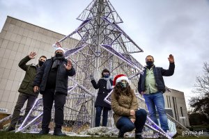 Katarzyna Gruszecka-Spychała, wiceprezydent Gdyni ds. gospodarki z członkami Gdyńskiej Rady Turystycznej w świątecznym otoczeniu placu Grunwaldzkiego. Fot. Przemysław Kozłowski