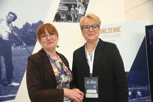 Dwie kobiety z identyfikatorami