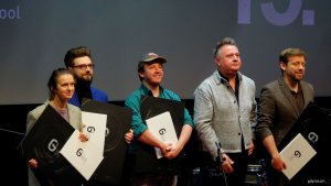 Grupa osób na scenie z dyplomami