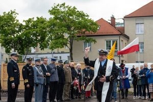 Uroczystość odsłonięcia tablicy pamiątkowej na cokole Krzyża Rybackiego im. Tadeusza Wendy w setną rocznicę odprawienia polowej mszy św. z okazji rozpoczęcia budowy portu w Gdyni. Fot. Anna Rezulak