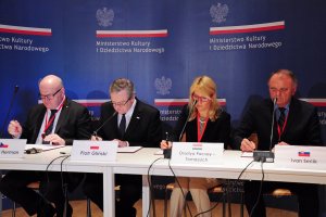 Przedstawiciele Grupy Wyszehradzkiej podpisują komunikat wytyczający polityczny kierunek i wskazujący priorytetowe obszary współpracy, fot. Michał Kowalski