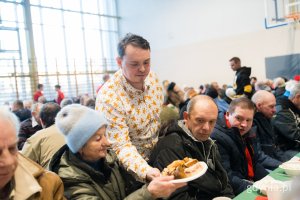 Radny dzielnicy Maciej Wojnicki podczas gdyńskiej wigilii 