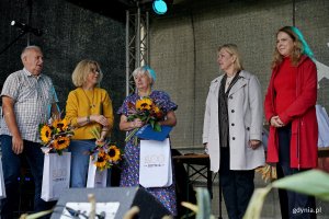 Beata Zastawna &ndash; przewodnicząca Rady Miasta Gdyni i Hanna Niedźwiecka-Pasternak &ndash; zastępca naczelnika Wydziału Ogrodnika Miasta wraz z laureatami konkursu &bdquo;Gdynia w kwiatach&rdquo; podczas gali finałowej w Parku Kolibki 
