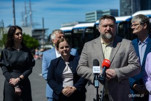 Głos zabiera Tadeusz Szemiot. Przekazanie nowych autobus&oacute;w elektrycznych Solaris Urbino 18 Electric na Molo Południowym w Gdyni (fot. Kamil Złoch)