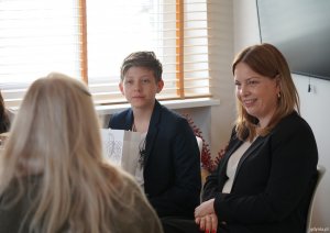 Wiceprezydentka Oktawia Gorzeńska i Paweł Lubicki siedzą przy stole