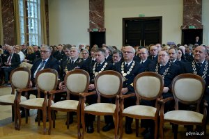 Uczestnicy posiedzenia senatu z okazji święta Uniwersytetu Morskiego zgromadzeni w auli