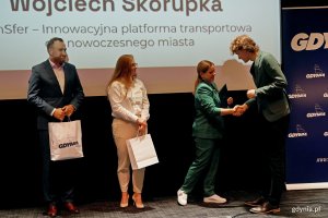 Od lewej: Tomasz Augustyniak - dyrektor zarządzający ds. społecznych Urzędu Miasta Gdyni, Emilia Łosińska z firmy Enadis oraz prezydent Gdyni Aleksandra Kosiorek wręczająca nagrodę  Wojciechowi Skorupce podczas finału konkursu „Kurs na Biznes”