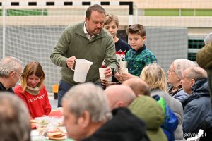 Wiceprezydent Marek Łucyk pomaga przy nakładaniu posiłków 