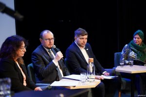 Na zdjęciu: Bernadeta Rąbalska, kierowniczka Referatu ds. Miejskich Projekt&oacute;w Kulturalnych w Wydziale Kultury UMG, Mariusz Bzdęga, dyrektor zarządzający ds. kultury i aktywności mieszkańc&oacute;w, Dominik Aziewicz, radny miasta i Maja Wagner, naczelniczka Wydziału Kultury UMG podczas wydarzenia w Konsulacie Kultury