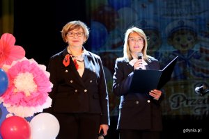  &bdquo;Ahoj, hip, hip hura, Gdynia 100 lat ma&rdquo;, na zdjęciu od lewej: dyrektorka przedszkola nr 9 Elżbieta Czykier i Dyrektorka Przedszkola Nr 43 &bdquo;Jantarek&rdquo; Magdalena Ziętek (fot. Katarzyna Balcerzak)