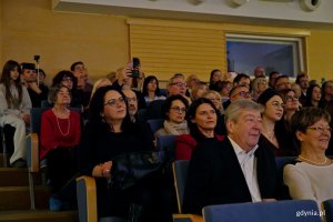 Publiczność zgromadzona w sali koncertowej Szkoły Muzycznej I i II stopnia im. Z. Noskowskiego podczas koncertu &bdquo;Muzyczny portret Gdyni&rdquo;. Wśr&oacute;d gości m.in. wiceprzewodnicząca Rady Miasta Gdyni Mariola Śrubarczyk-Cichowska 