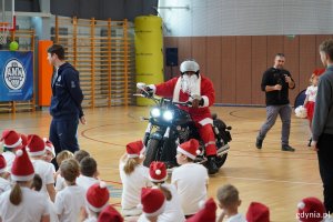 Mikołaj wjeżdża na motocyklu do sali gimnastycznej