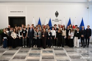 Konferencja w Senacie RP. Wsp&oacute;lne zdjęcie gdyńskich uczestnik&oacute;w konferencji. (fot. Łukasz Kamasz/gdynia.pl)