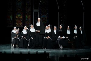 Zdjęcie z pr&oacute;by medialnej spektaklu &bdquo;Zakonnica w przebraniu&rdquo; w Teatrze Muzycznym w Gdyni. Scena zbiorowa 