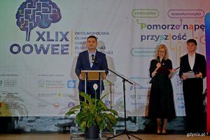 Wiceprezydent Gdyni Maciej Zielonka przemawiający podczas otwarcia finału XLIX Og&oacute;lnopolskiej Olimpiady Wiedzy Elektrycznej i Elektronicznej 