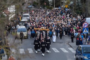 Uczestnicy Gdyńskiej Drogi Krzyżowej idący w procesji 