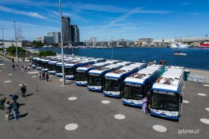 Przekazanie nowych autobus&oacute;w elektrycznych Solaris Urbino 18 Electric na Molo Południowym w Gdyni (fot. Kamil Złoch)