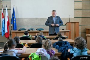 Radny miasta Jarosław Kłodziński podczas spotkania z przedszkolakami w sali obrad Rady Miasta Gdyni 