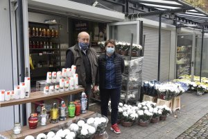 Producenci, ogrodnicy i sprzedawcy przy cmentarzach liczą straty związane z zamknięciem przez rząd cmentarzy w okresie Wszystkich Świętych. Na zdj. stoisko z kwiatami i zniczami przy cmentarzu witomińskim, fot. Magdalena Śliżewska