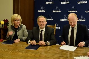 Gdynia podejmuje walkę z cukrzycą. Od lewej: Gabriela Lisius, starosta powiatu wejherowskiego, Wojciech Szczurek, prezydent Gdyni oraz Bartosz Bartoszewicz, wiceprezydent Gdyni // fot. Paweł Kukla