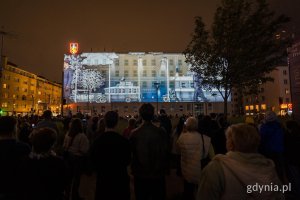 &bdquo;Zaczęło się  od morza. Baśniowa opowieść o Gdyni&rdquo;, video mapping na fasadzie urzędu miasta i widzowie