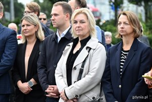 Uroczystości pod pomnikiem Ofiar Grudnia 1970 rozpoczęły gdyńskie obchody 45. rocznicy zakończenia strajków i podpisania porozumień sierpniowych. Na zdjęciu od lewej radna Monika Strzałkowska, Norbert Anisowicz, Beata Zastawna i Larysa Kramin (fot. Michał Puszczewicz)